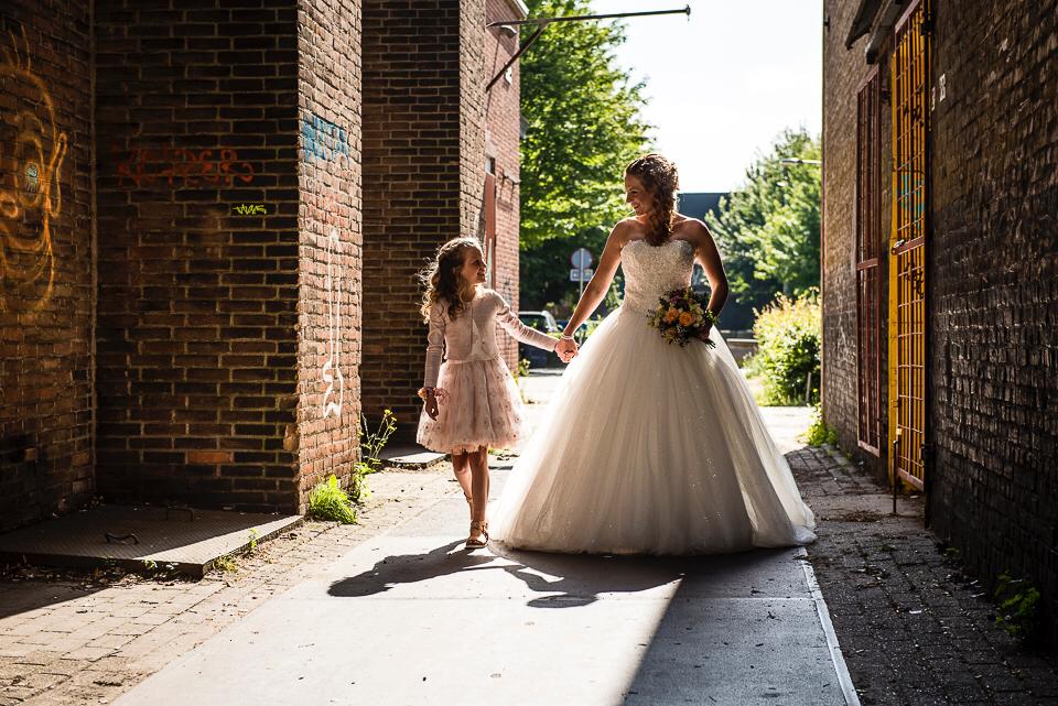 iris in trouwjurk met kind